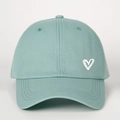 Gros plan sur la casquette en coton vert menthe avec un motif de cœur blanc brodé - Taille unique / Vert Aquatique
