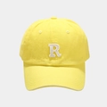 Détail de la casquette jaune avec lettre R brodée en serviette blanche sur sergé de coton - Réglable / Jaune