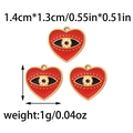 Dettaglio del ciondolo a cuore rosso con motivo a occhio e specifiche dimensionali esatte - Ciondolo Occhio del Diavolo Rosso
