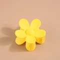Détail d'une pince à cheveux fleur jaune mat avec cinq pétales et ressort de fixation - Jaune Vif