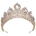 Nahaufnahme einer goldenen Brautkrone mit Birnen-Kristallen und eleganten Rankenmustern - KC Gold Weißer Strass