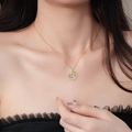Collana dorata con ciondolo a moneta cinese e incisione portafortuna su modella - Collana Portafortuna con Moneta Antica Dorata