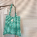 Dettaglio della borsa tote in cotone a motivi geometrici verdi con etichetta in tessuto - Verde
