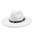 Detail eines weißen Fedora-Hutes mit schwarzem Band, Türkis und Silbernieten - M (56-58cm) / Weiß
