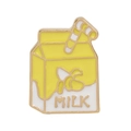 Épingle émaillée carton de lait à la banane avec détails dorés sur un fond blanc neutre - Style Banane Jaune (C1879-4)