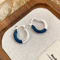 Détail des boucles d'oreilles créoles argentées avec texture torsadée et émail bleu foncé - Boucle d'Oreille Argent-Bleu