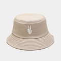 Nahaufnahme des beigen Fischerhuts mit Totenkopf-Hand-Stickerei und gesteppter Krempe - M (56-58cm) / Khaki
