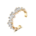 Verstellbarer goldener Ring mit klaren Kristallen im Baguette-Schliff in Krappenfassung - Einstellbar Offen / Weißer Zirkonia 18K Vergoldet