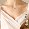 Collana minimalista in argento con un brillante pendente con diamante rotondo solitario - Color Acciaio