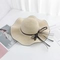 Detail of beige straw sun hat with wavy brim and black polka dot ribbon bow decoration - M (56-58cm) / Beige