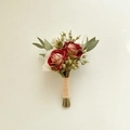 Gros plan de la boutonnière en roses séchées rouges et blanches avec eucalyptus - Fleur de Forêt 12 (Rose Rouge Blanc Eucalyptus)