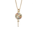 Collana con pendente a lecca-lecca dorato, gemme colorate e fiocco su fondo bianco - Piccolo / Oro