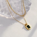 Detailansicht der zweilagigen Goldkette mit geometrischem Anhänger aus schwarzem Achat - Doppellagige Schwarze Muschel