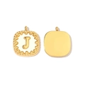 Dettaglio del ciondolo quadrato placcato oro 14k con lettera J e bordo con perline dorate - Lettera J