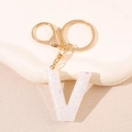 Porte-clés lettre V en résine avec paillettes dorées et anneau en métal poli - Lettre V