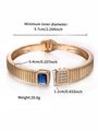 Brazalete dorado con gema azul rectangular y decoración de cristales pavimentados - Azul Zafiro
