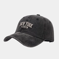 Dettaglio del berretto da baseball in cotone grigio lavato con ricamo New York 1625 - Regolabile / Nero