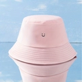 Roze katoenen vissershoed met zwart smiley-borduurwerk op een spiegelende basis - Eén maat / Roze