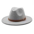 Détail d'un chapeau fedora en laine gris clair avec ceinture en cuir brun et boucle - M (56-58cm) / Gris clair