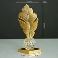 Scultura piuma dorata con sfera di vetro su base quadrata, decorazione d'interni di lusso - Stile C - Piuma snella