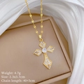 Dettaglio del ciondolo a croce in titanio dorato con strass su portagioie beige - Croce Dorata (M116)