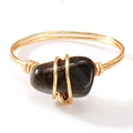 Anello fatto a mano avvolto in filo d'oro con una pietra naturale marrone scuro - Pietra marrone scuro irregolare