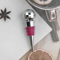 Detail van de discobal wijnstop met zilveren facetten en roze siliconen ring - Zilver Fuchsia Siliconen