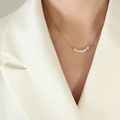 Elegante collana a catena d'argento con sette perle bianche rotonde dal design minimal - Argento