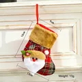 Calza natalizia a quadri rossi e neri con figura di Babbo Natale 3D e decoro in finta pelliccia - Stile Mini Babbo Natale di Peluche / Mini