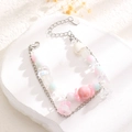 Vista macro de pulsera de cuentas macaron con dijes de corazón en piedra blanca - Cuentas Macaron Rosas