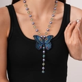 Collier vintage avec broderie papillon et perles bleues et transparentes - Collier en perles de verre papillon brodé / Pendentif Papillon en Perles de Verre Bleues