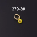 Pendiente de aro dorado con colgante de esmalte amarillo vibrante y detalle de circón rojo - Amarillo (379-3#)