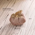Deko-Kürbis aus rosa Samt mit goldenen Pailletten und Glitzer für festliche Tischdekoration - Rosa kleiner Kürbis