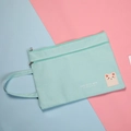 Dettaglio della borsa portadocumenti A4 verde menta in tela con doppia cerniera e gatto - Verde Gatto Beige