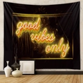 Arazzo nero con scritta neon Good Vibes Only in una stanza dall'arredo minimalista - 73*95CM (Tessuto Spazzolato) / Nero/Testo Giallo Arancio
