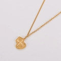 Detalle de collar con colgante de calabaza dorada con textura de rayos solares y borde perlado - Dorado
