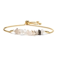 Detalle de pulsera dorada ajustable con cuentas de piedras naturales trituradas - Dorado y Cuarzo Rutilado Negro