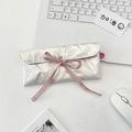 Pochette matelassée blanc perle avec nœud rose pour papeterie et cosmétiques - Style de cravate à rabat matelassé à nœud / Blanc Cassé