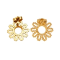 Dettaglio di orecchini a girasole dorati con bordi ondulati e chiusure a farfalla - Orecchino a Girasole Dorato Piccolo (CK439)