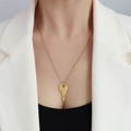 Collier style français en or 18k avec pendentif clé et gravure 121 sur une chaîne délicate - Collier Clé Doré - 50+5cm
