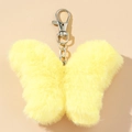 Dettaglio portachiavi a farfalla in peluche giallo con morbida pelliccia e chiusura in metallo - Giallo chiaro