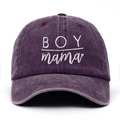 Detailaufnahme der lila gewaschenen Baumwoll-Baseballkappe mit BOY mama Stickerei - Verstellbar / Dunkelviolett