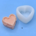 Herzförmige Silikonform zum Backen von Herzkuchen und Mousse auf blauem Hintergrund - Wellenrand Herz Stil (1)
