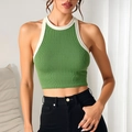 Eng anliegendes grünes Strick-Crop-Top mit weißem Kontrastrand und Neckholder-Ausschnitt - S / Grün