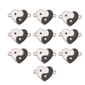 Macro-opname van tien hartvormige Tai Chi Yin Yang emaille bedeltjes voor sieraden - Stijl 5 Hart Yin Yang Tai Chi