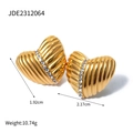 Λεπτομέρεια από χρυσά σκουλαρίκια καρδιά 18k με ραβδωτή υφή και λευκά ζιργκόν - Ριγέ Σκουλαρίκια Καρδιά με Στρας (JDE2312064)