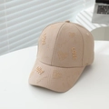 Dettaglio del ricamo LOVE su cappellino da baseball beige per bambini dai 3 agli 8 anni - 52-54cm (3-8 Anni) / Cachi