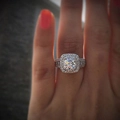 Main portant une bague en zircon à double halo plaqué or blanc avec tige fendue et pavé - US 6 / Or blanc