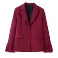 Completo tailleur slim bordeaux da donna con polsini in piume e risvolto classico - S / Top Rosso Vino