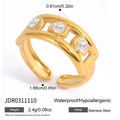 Detailansicht des 18K vergoldeten Edelstahlrings mit drei Zirkoniasteinen und Cut-out Design - Drei-Steine-Hohl-Stil (JDR0311110)